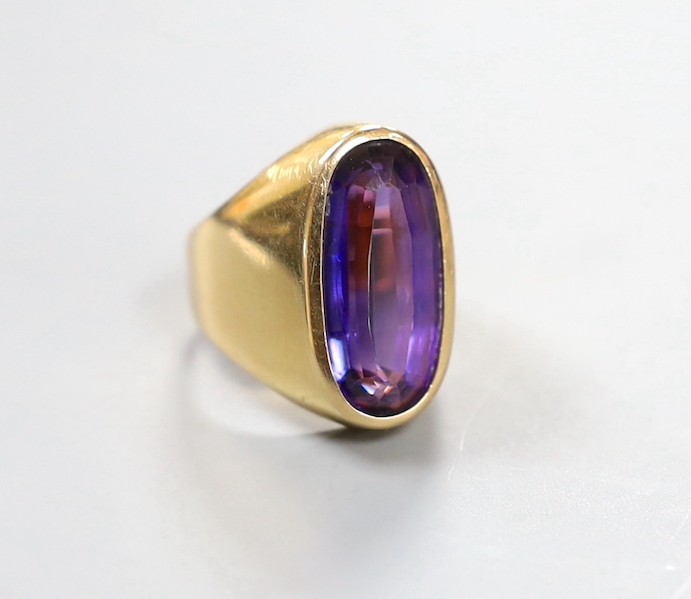 A Middle Eastern 750 yellow metal and synthetic colour change corundum set dress ring, size O, gross weight 11.8 grams.